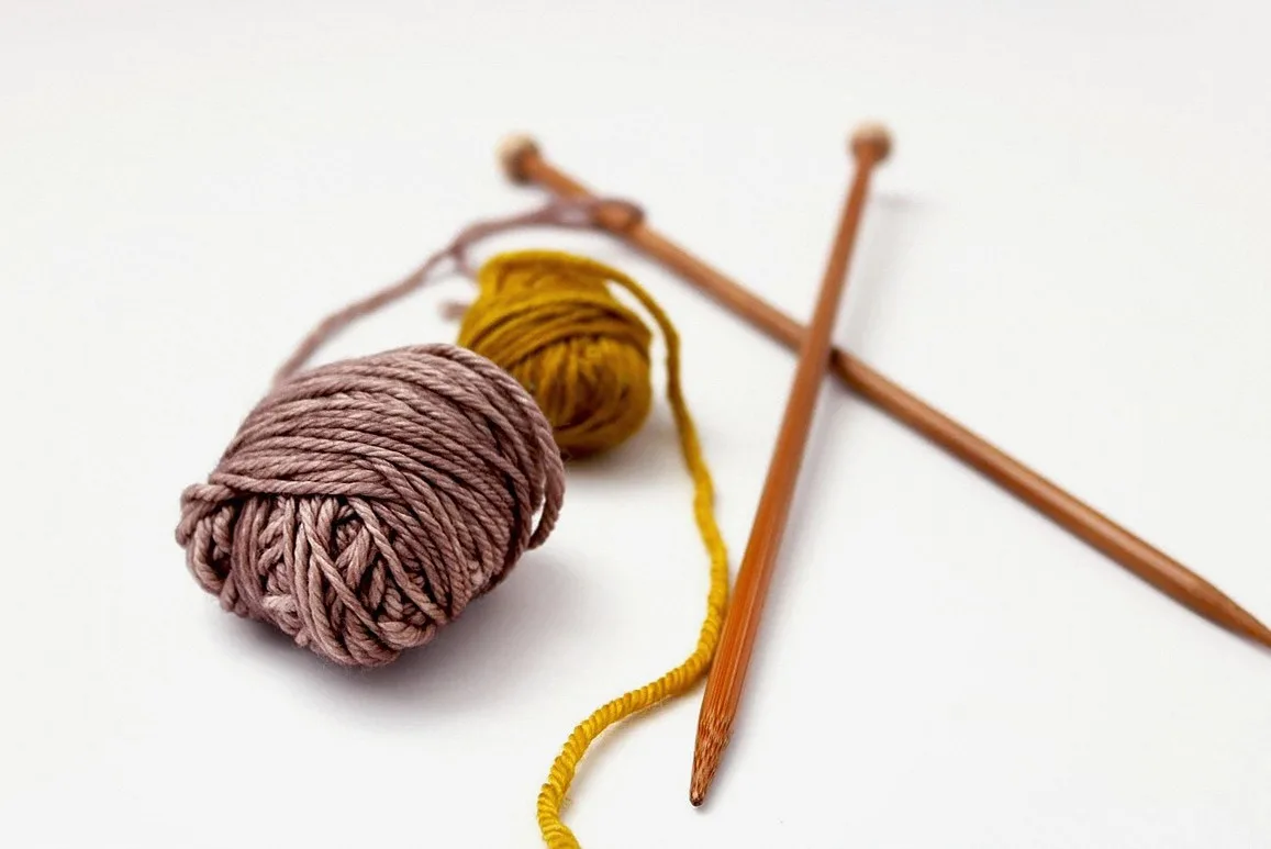 毛糸玉と木製の編み針